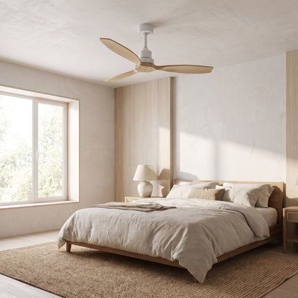 Ventilateur de plafond en bois massif clair installé dans une chambre japandi aux tons naturels