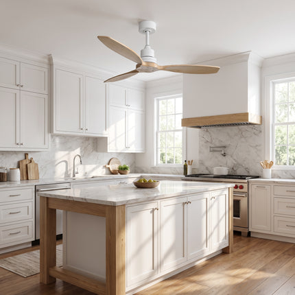 Ventilateur de plafond 132 cm en bois massif au-dessus d'un îlot dans une cuisine blanche et bois