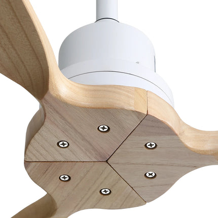 Détail du moyeu : les trois pales en bois massif vissées sur la platine centrale du ventilateur