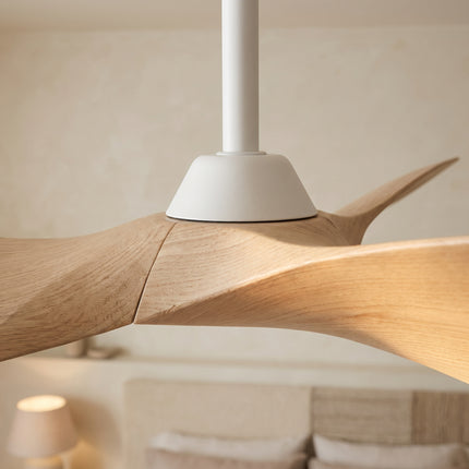 Détail du moyeu blanc et de la jonction des pales effet bois clair du ventilateur de plafond Sovala
