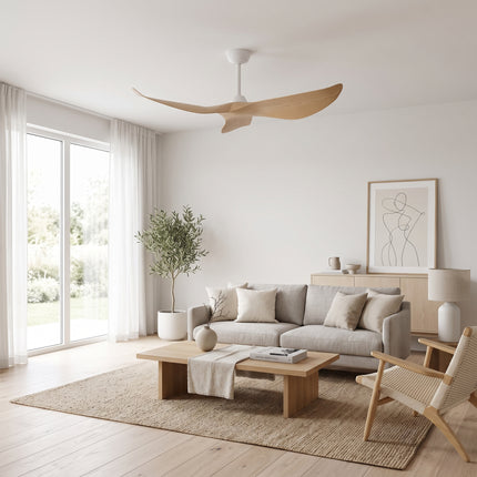 Ventilateur de plafond blanc à pales effet bois clair dans un salon scandinave lumineux et épuré