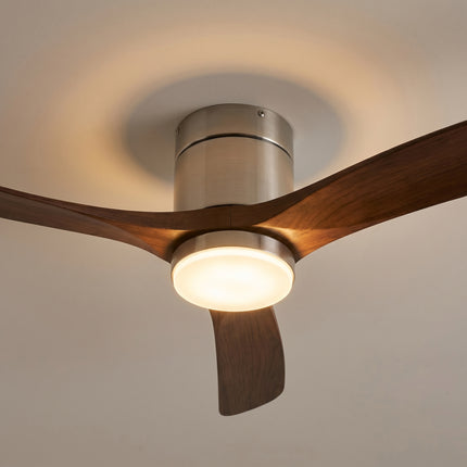 Détail du moyeu argent brossé et du diffuseur LED intégré du ventilateur de plafond silencieux DC Sovala