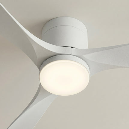 Détail du moyeu blanc mat et du diffuseur LED intégré du ventilateur de plafond silencieux DC Sovala