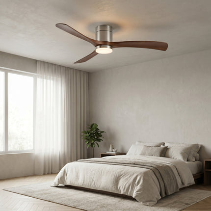 Ventilateur de plafond encastré silencieux moteur DC argent et bois foncé au-dessus d'un lit dans une chambre épurée