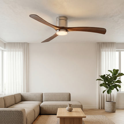 Ventilateur de plafond flush mount argent bois foncé avec éclairage LED intégré allumé dans un salon minimaliste