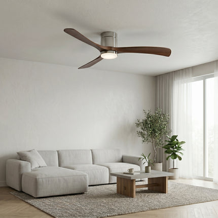 Ventilateur de plafond silencieux DC pales techniques argent et ABS bois foncé dans un salon japandi épuré