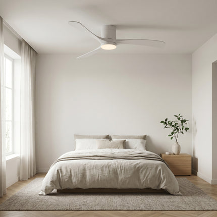 Ventilateur de plafond encastré silencieux DC blanc intégral au-dessus d'un lit dans une chambre épurée