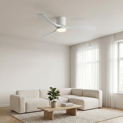 Ventilateur de plafond silencieux DC pales techniques ABS blanc mat dans un salon minimaliste épuré