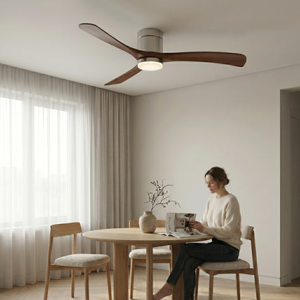 Ventilateur de plafond design pales techniques bois foncé au-dessus d'une table à manger dans un intérieur japonais moderne