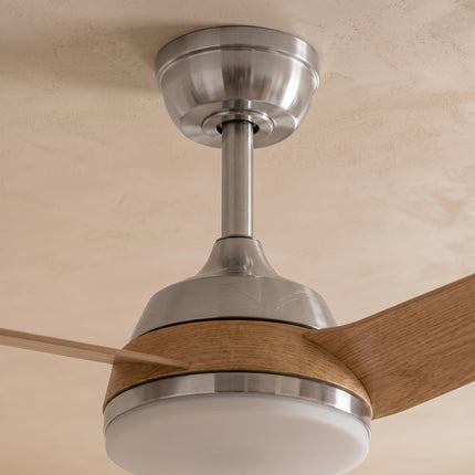Détail du moyeu nickel brossé, du bandeau bois clair et du diffuseur LED du ventilateur de plafond Sovala
