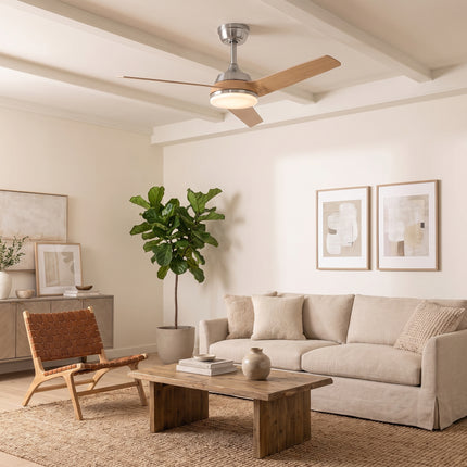 Ventilateur de plafond à tige au-dessus d'un salon scandinave beige avec canapé en lin et plante verte