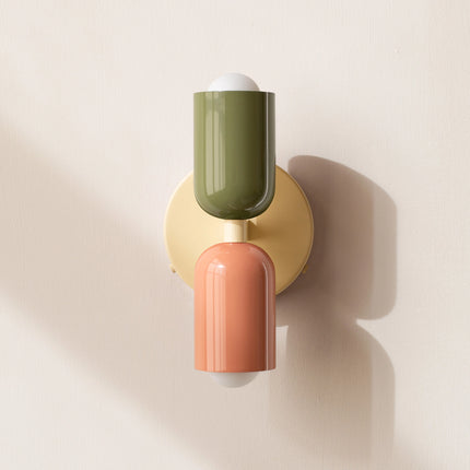 Applique murale nordique colorée avec ampoules LED, un choix parfait pour un intérieur moderne et lumineux.