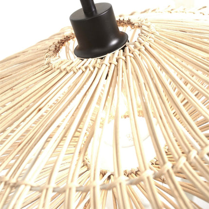 Vue de dessous de l'abat-jour tressé du lampadaire Zanzibar laissant apparaître l'ampoule E27
