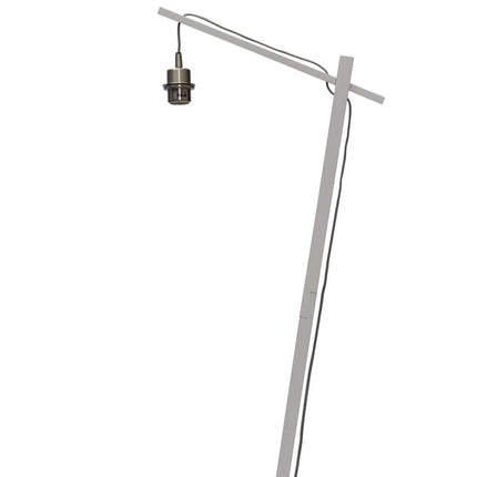 Gros plan sur le bras en bambou naturel du lampadaire Zanzibar et sa structure en arc