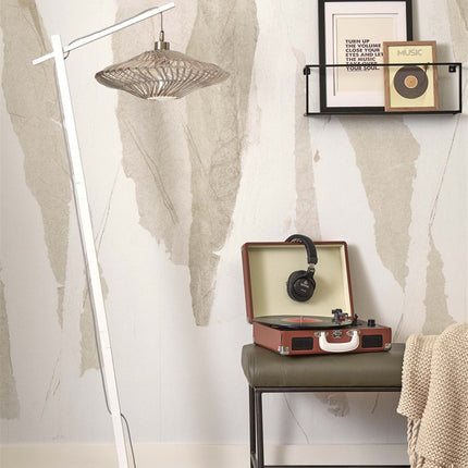 Lampadaire Zanzibar en bambou et fibre tressée naturelle installé dans un salon, à côté d'un canapé gris